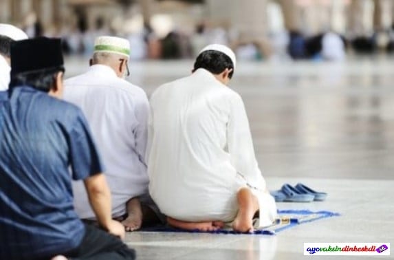 Sholat Tahiyat Dini Lengkap untuk Muhammadiyah dan NU